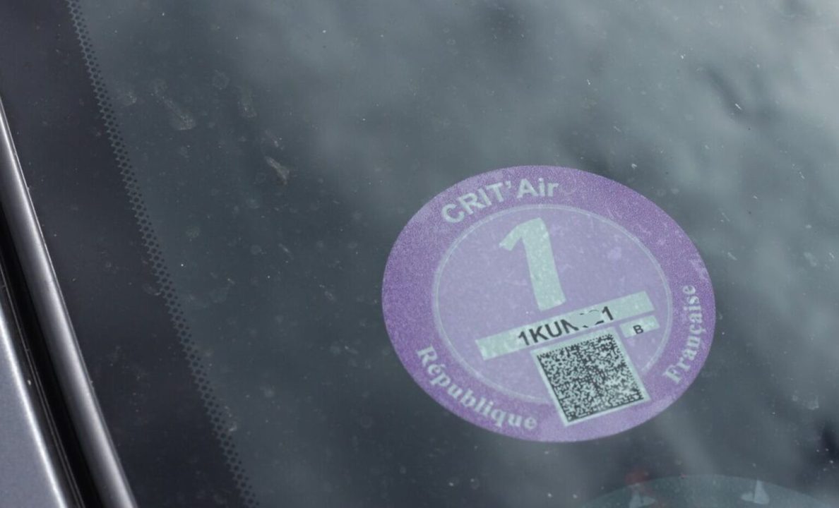 découvrez les vignettes indispensables pare-brise 2024 : guide complet pour choisir et apposer les autocollants obligatoires afin de circuler en toute sérénité.