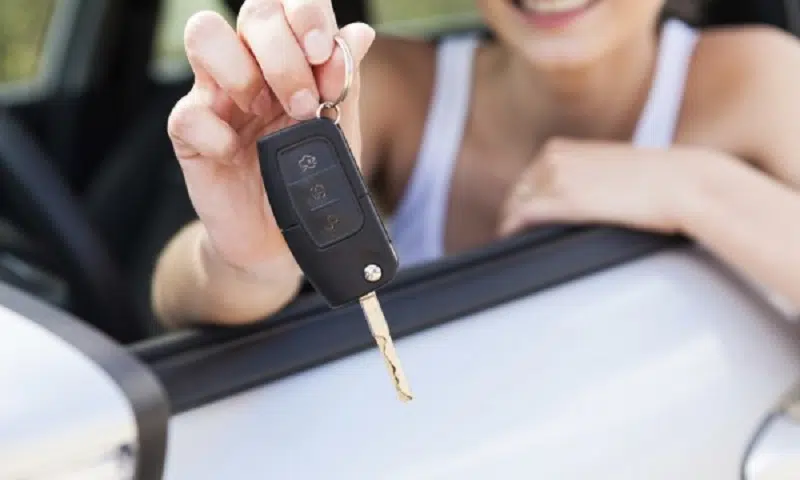 découvrez 4 conseils clés pour bien choisir et louer votre voiture facilement et au meilleur prix.