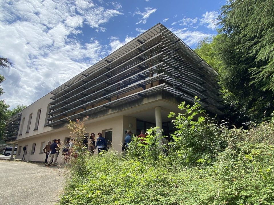 découvrez le système de santé innovant de singapour, alliant technologie avancée et politique sociale pour garantir un accès efficace et équitable aux soins.